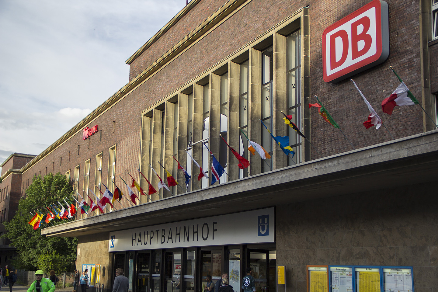 Düsseldorfi Hauptbahnhof on ka kenasti vutilainel. Kõigi EM-il osalevate riikide lipud on peasissekäigu ees vardasse tõmmatud ning...